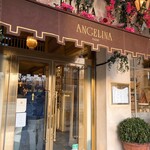 ANGELINA - 少し行列があり並ぶが、箱が広いので回転は速い