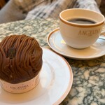 ANGELINA - モンブラン €10   3.8  濃厚かつ中はクリーミー。素材を活かしたシンプルイズベストを象徴する様な完成度の高いモンブラン。カップに入ってるのが少し食べづらくはある。　＆　ブラックコーヒー €5.7
