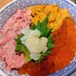 Jidori menbou tamagawa - 2024.1特上海鮮丼　ウニ一箱分かな　イクラも　　　　マグロトロがスーパーの500円位