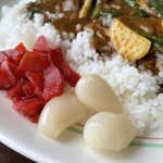 カレー館 - 定番、福神漬けとらっきょが合う日本カレー