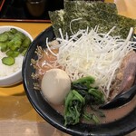 横浜家系ラーメン 麺家 福増 - ラーメンに味玉と白髪ネギ　ライス無料で¥1100