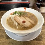 ラーメン豚の助 - 濃厚豚骨らーめん(800円、斜め上から)