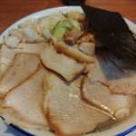 ケンちゃんラーメン - 料理写真:肉祭り　野菜もしっかりネギで補給。写真上部にチラッと見えるソレ