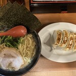 希家 - 家系ラーメン+餃子5個セット 1,100円