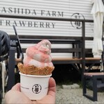 HIGASHIDA FARM STRAWBERRY - ソフトクリームのいちごソース掛け、350+50円。