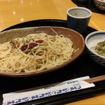 洋麺屋 五右衛門 - 料理写真:Wガーリックペペロンチーノの大盛、サラダ。980+200+150円。
奥はきのこのガーリッククリームソース、1150円。
