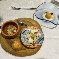 ボン・ヴィラージュ・オゼ - 白いクロスが清潔感のある店内。お楽しみのアミューズとシャンパーニュ。