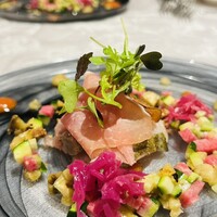 ボン・ヴィラージュ・オゼ - 一気にテンションが上がるフレッシュでフォトジェニックな前菜！✩⋆*॰¨̮⋆｡˚ 高知産 シマアジのマリネと生ハム。