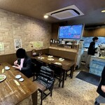 台湾料理 味鮮館 - 店内風景　1階テーブル席　奥が調理場