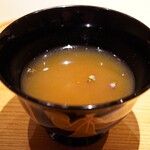 炎水 - 蕎麦湯を注いで。 トロみが加わりギュッと凝縮したかのような旨さが生まれ、花穂紫蘇が心地よい香りをプラスさせる。