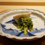 炎水 - ●前菜
      富田林の海老芋、秋田の芹の炒り胡麻和え
      直前に目の前で炒った胡麻の香りがふんだんに溢れます。