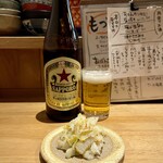 Nikomiya Gaku - 瓶ビール(赤星)と白菜のお通し(お通しの内容は日替わり)