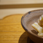 炎水 - 身の強い食感を噛みしめるほどに甘みが引き出され、さっぱりとした味付けとともに旨さを彩ってくれる。