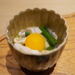 炎水 - ●ふぐ皮ポン酢
      皮の弾力を噛みしめることで、葱の清涼感と鶏卵のコクが締まった酸味に旨さを与えていく。