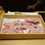 炎水 - 大洗産の天然とらふぐの図。
      右が上顎と下顎という5キロアップの巨大サイズです。早速焼き上げるのは横隔膜
