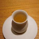 炎水 - クリアな口当たりながらすぐにグッと伝わる厚みのある旨味。 小さな器の量でも圧倒的に押し寄せる深い味わいと抜けていく風味にうっとり！