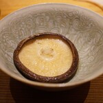 炎水 - ●原木しいたけ
      かに出汁を含ませた原木しいたけ。 
