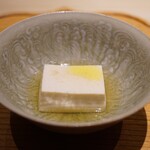 炎水 - ●湯豆腐
      長崎県産の本絹豆腐に小豆島のオリーブオイルをあわせる。
      豆腐の強い食感にオリーブオイルが輪郭を与えるように見事にマッチ。 熱々だからこその美味さがここに形成される！