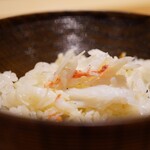 炎水 - 炊き込みご飯は昆布出汁を使い、カニの風味が良く立ち、さあに身からも際立つほどの美味しさであふれる贅沢さ。