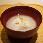 炎水 - ●先付け
      焼き白子の白味噌汁
      ふぐ出汁をベースとして、さらにふぐヒレの香ばしさを乗せた白味噌。