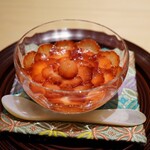 炎水 - ●甘味
      いちご「あまりん(埼玉)」薄造り、牛乳プリン
      牡丹の花に見立てた綺麗な仕上がり。