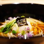 炎水 - そばつゆのキリッとした旨味と抜けていく香りも高く、蕎麦の香りが綺麗に重なって奥ゆかしい風情を彩る。 可愛い海苔を添えて。