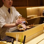 炎水 - 鮮度や香りが逃げないうちに手際よく捌かれる松葉がに。