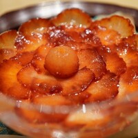 炎水 - 苺の甘酸っぱさが断面からあふれ、敷かれている牛乳プリンに染めて和らげるように清涼感で満たしていく〆の甘味。