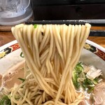 麺や拓 - 低加水のザクリと歯切れ良い中細ストレート麺