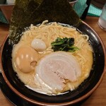 横浜家系ラーメン 福まし家 - 味玉ラーメン(全て普通)