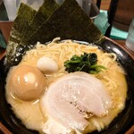 横浜家系ラーメン 福まし家 - 味玉ラーメン(全て普通)