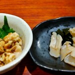 灼味噌らーめん 八堂八 - 白ミル貝お造り 500円、タラ白子こんぶ和え 300円
