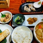 灼味噌らーめん 八堂八 - 豚汁セット 1000円
            (豚汁並盛り、ご飯、お漬物、おかず2品)、白ミル貝お造り 500円、タラ白子こんぶ和え 300円