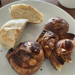 AKASAKA BAKERY SOYBA - 温めた「ふわもち豆乳ボール」、温めた「辛口ウインナーロール」、