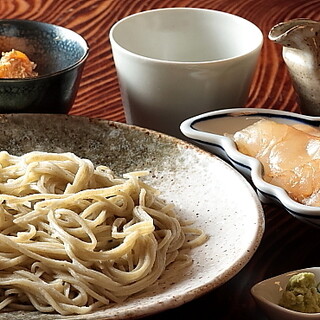 The taste of “soba” made with carefully selected buckwheat flour and homemade soup is exceptional.