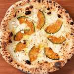 Pumpkin and mozzarella cream pizza