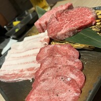 近江うし 焼肉 にくTATSU 青山本店 - 