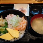 旬彩キッチン 味魚菜 - ネギトロ、サーモン丼 850円 全景