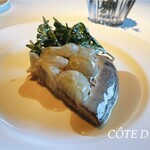 コート ドール - 前菜:ミニ玉葱のタルト(ブリオッシュ仕立て)、サラダ添え