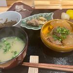 Kajuaru Kappou Yumikino - 味噌汁と思っていただいたのは鶏のスープ、これは塩加減も良くバリウマでした。
                       
                      ランチのご飯はお替りも出来ましたよ・・・