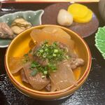 casual割烹 弓木野 -  
            ワンプレートランチは様々な美味しい料理の組み合わせでしたがこの日のメインは牛筋の煮込みです。