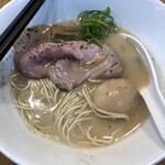 ろく月 - 硬め、細めのストレート麺