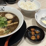 Kappa Ra-Men Hompo - 黒河童ラーメン、煮卵入り➕唐揚げセット