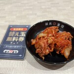 河童ラーメン本舗 - ラーメン来るまでのキムチ。味変に良いかも。それと替え玉無料券は毎回用意されます。