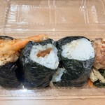 おにぎり もがみ - 閉店間際の550円セット（えび天、生姜の佃煮、ツナマヨのおにぎり、唐揚げとお惣菜）