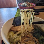 しせん - 中太の縮れ麺♪