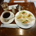 珈琲屋ROW - 本日のサンドイッチランチ、ブレンドコーヒーとタンドリーチキンサンド900円