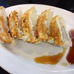 北海道ラーメン　小林屋 - 餃子はいまサンくらい。150円と破格なお値段ですが…。