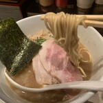 Niboshi Chuukasoba Kouraino Hishou - 麺のスープ絡み良く、テンポ良く食べちゃえます(*^ω^*)