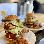 Big Bang Diner - 手前 ビックバンバーガー　奥 コンビーフ＆腕ベーコン